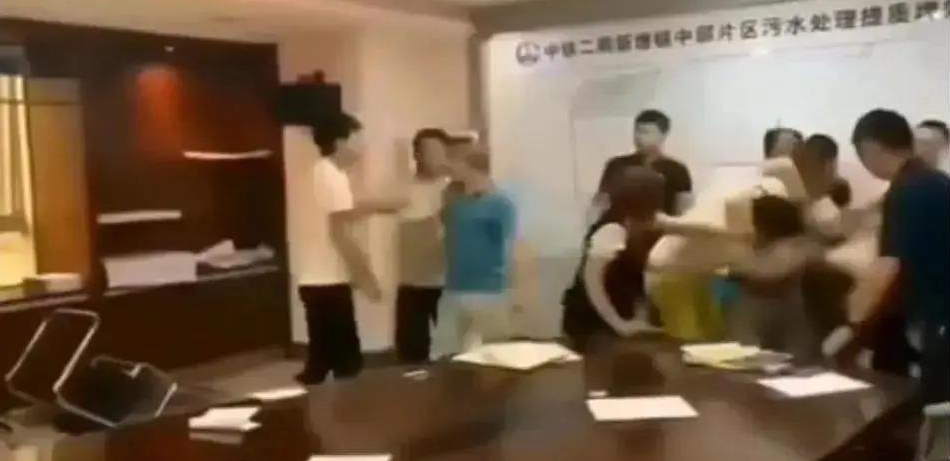 中鐵二局閥門投標(biāo)現(xiàn)場(chǎng)，報(bào)最低價(jià)者被“群揍”…咋回事？